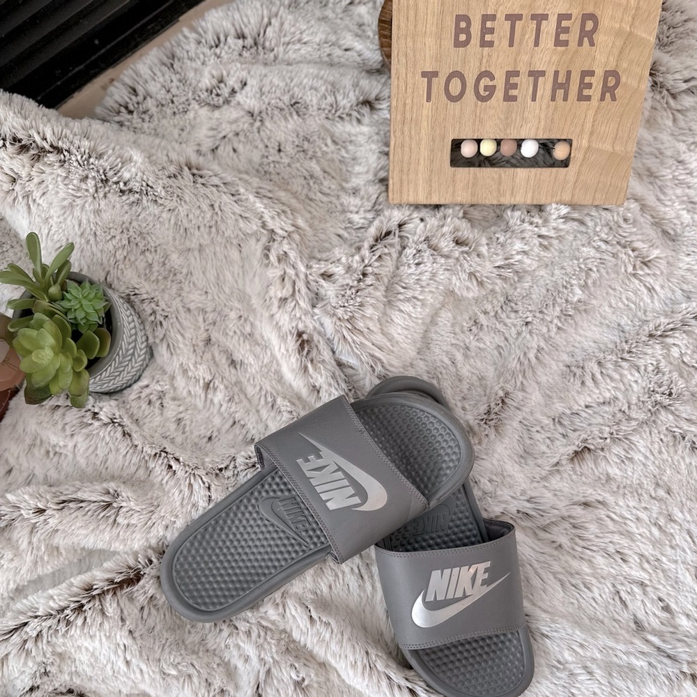 NIKE - Men’s 9 - slides